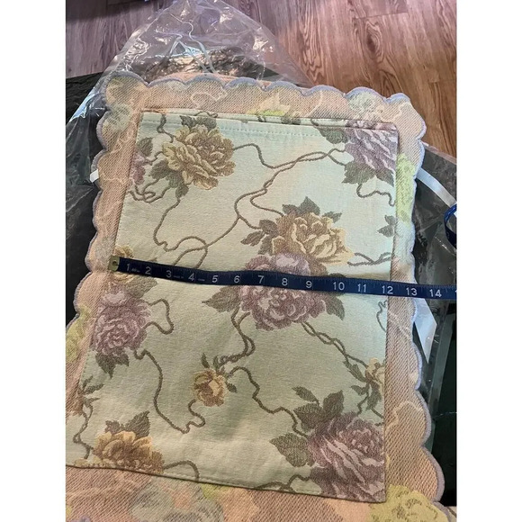 Beautiful Queen Size Bed Spread/ Quilt With 3 Standard Shams ,1 Small Portugal - Picture 9 of 10